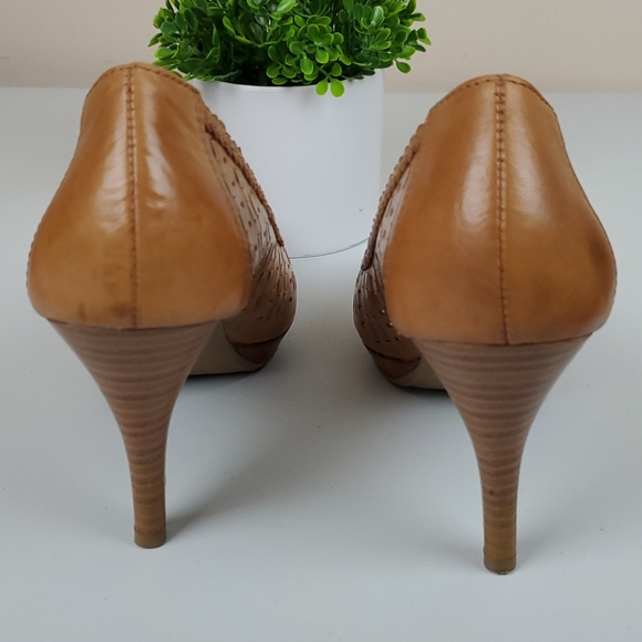 Andrew Geller, tan high heels. - Picture 2 of 7